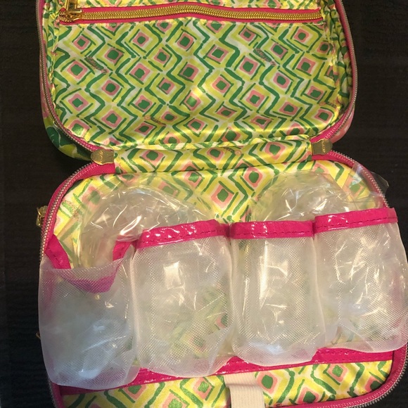 Classic Lily Pulitzer, NWT travel toiletry case. - Picture 5 of 6